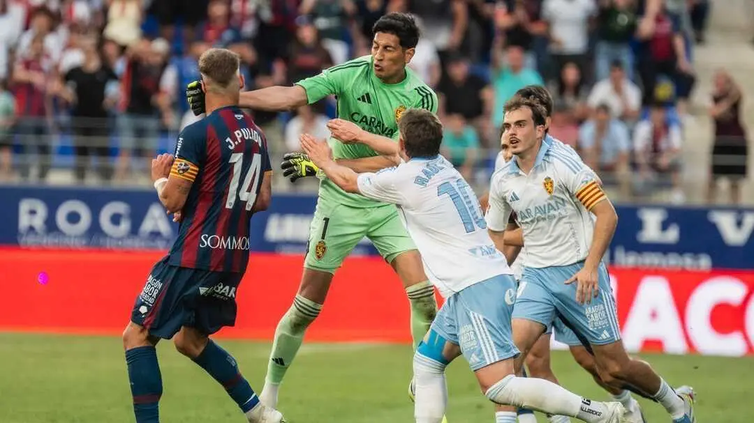 Pu&ntilde;etazo de Esteban Andrada a Jorge Pulido en el SD Huesca - Real Zaragoza / Marcos Cebri&aacute;n