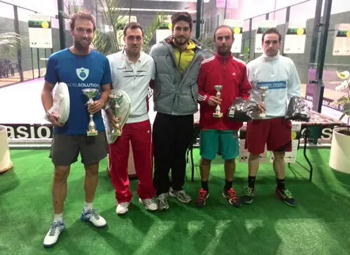 Foto de los finalistas con sus premios. (Izda, hermanos Verguizas, campeones del Torneo) | Foto: Punto P&aacute;del