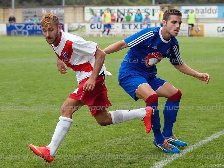 Chus Sosa frente al Amorebieta | Foto: C.Pascual