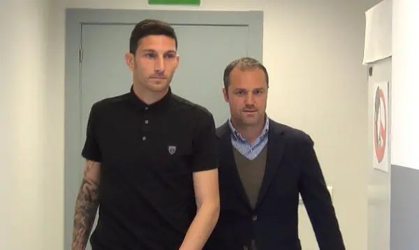 Rojas y Luis Helguera antes de la presentaci&oacute;n del futbolista | Foto: Radio Huesca