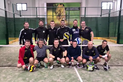Foto de familia entre los dos equipos de Punto P&aacute;del Huesca