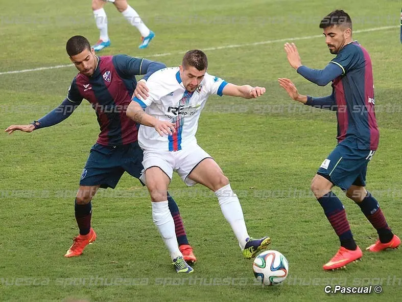 Aythami acab&oacute; tocado tras el partido frente al Barakaldo | Foto: sporthuesca.com - C.Pascual