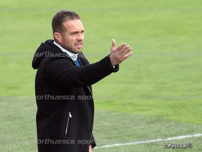 Tevenet dirigiendo al Huesca frente al Castilla | Foto: sporthuesca.com - C.Pascual
