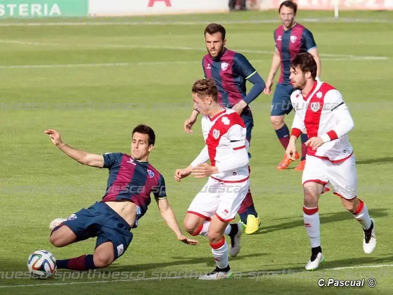 &Iacute;&ntilde;igo Ros en el encuentro frente al Rayo Vallecano B | Foto: sporthuesca.com - C.Pascual