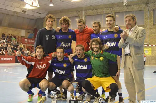 Equipo G8, campe&oacute;n del Torneo, posando con su trofeo | Foto: Jorge Antoni - sporthuesca.com