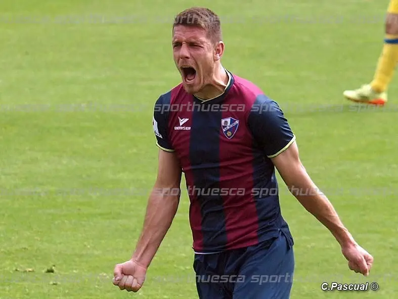 Manuel S&aacute;nchez celebra con rabia su gol a la UD Las Palmas Atl&eacute;tico | Foto: sporthuesca.com - C.Pascual