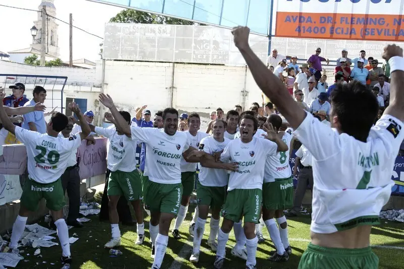 Los jugadores del Huesca celebran el &uacute;ltimo ascenso a Segunda Divisi&oacute;n en 2008 | FOTO: Heraldo 