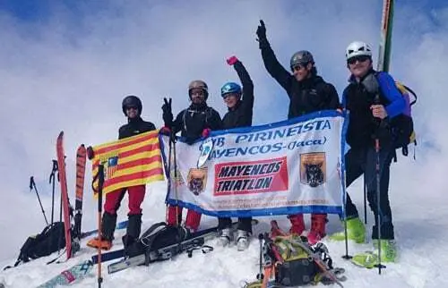 Miembros del CP Mayencos en la cima del Bisaur&iacute;n | Foto: sporthuesca.com - C.Pascual