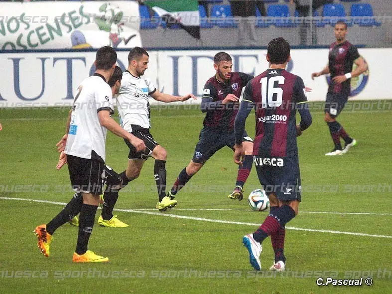 Tyronne controla el bal&oacute;n en el balc&oacute;n del &aacute;rea del Conquense | Foto: sporthuesca.com - C.Pascal