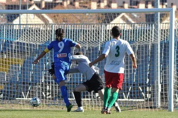 El Fuenlabrada le marc&oacute; 2 goles al Trival Valderas en el Fernando Torres | Foto: Jorge Muriel