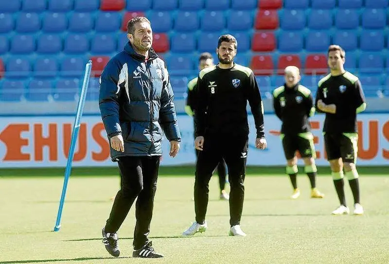 Tevenet dirigiendo un entrenamiento en El Alcoraz | Foto: Heraldo