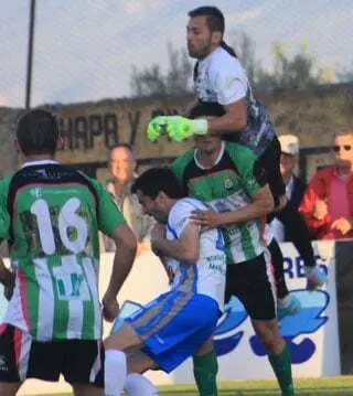 Jugada pol&eacute;mica donde el colegiado entendi&oacute; falta de Jorge | Foto: @Margot_sari