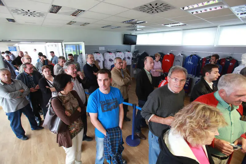 En las oficinas del Huesca hubo colas para comprar las entradas para ver al FC Barcelona | Foto:  Heraldo - J.Blasco