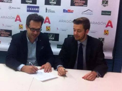 Antonio Or&uacute;s (derecha) en la firma de documentos como nuevo miembro de la Junta | Foto: CB Pe&ntilde;as