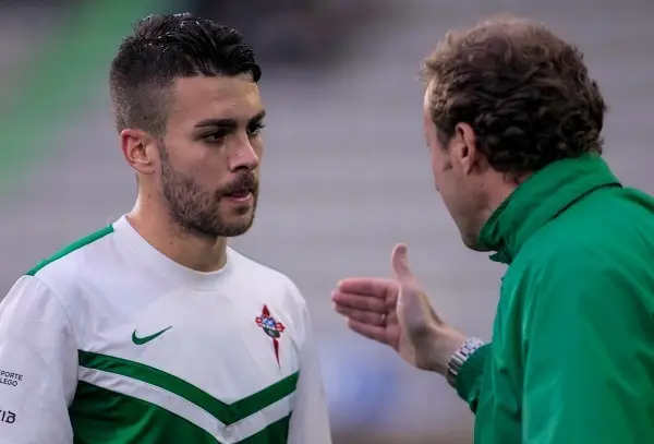 Dani Rodr&iacute;guez escucha atentamente a su entrenador, Manolo Garc&iacute;a | Foto: Mero Barral - ferrol360.es