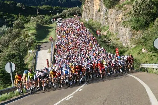 Espectacular imagen de una anterior edici&oacute;n de la Quebrantahuesos| Foto: www.ordesa.net