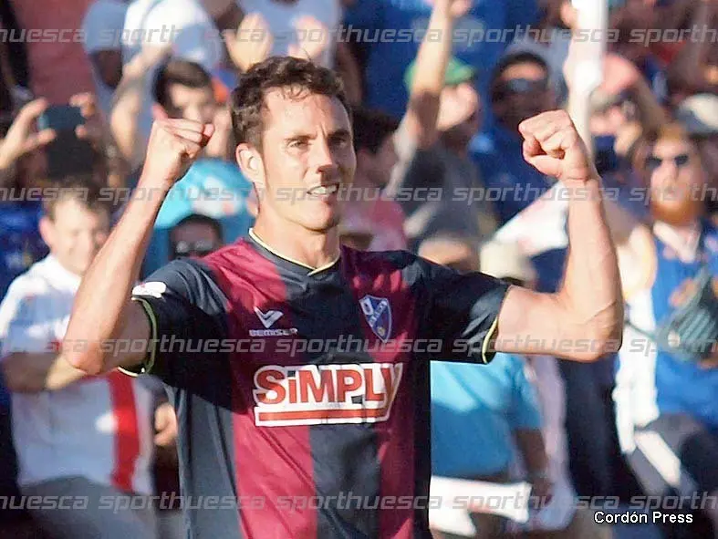 David Mainz celebra su gol al Hurac&aacute;n | Foto: Cord&oacute;n Press