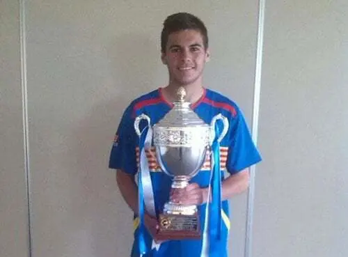 &Aacute;Lvaro Cavero con el trofeo de Subcampe&oacute;n de Espa&ntilde;a con la selecci&oacute;n aragonesa | Foto: Twitter