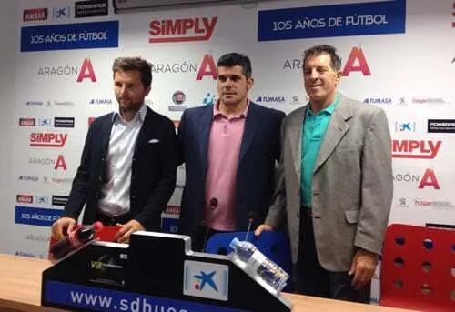 Lalo Arantegui (izquierda), junto a Fernando Losfablos, el presidente de la SD Huesca, y Pedro Braojos.| Foto: Inma Sanz - sporthuesca.com