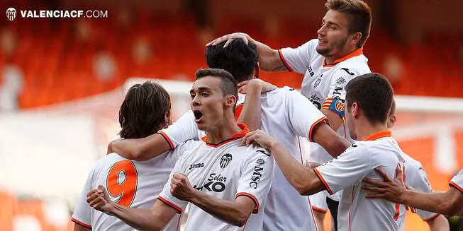 El Valencia Mestalla celebra su permanencia en Segunda B en 2014 | Foto: valenciacf.com