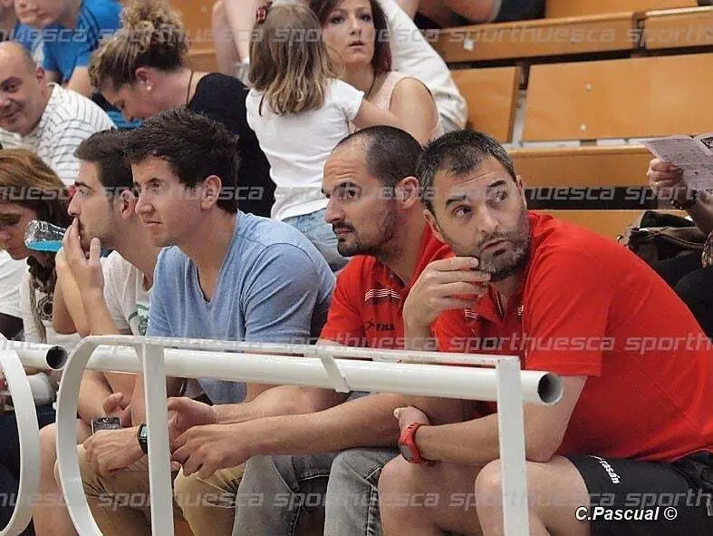 Novelle (centro), con problemas | Foto: sporthuesca.com - C.Pascual