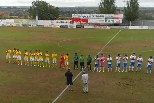 El Sari&ntilde;ena y el Almud&eacute;var, en el terreno de juego antes del inicio del encuentro | Foto: @ADAlmudevar