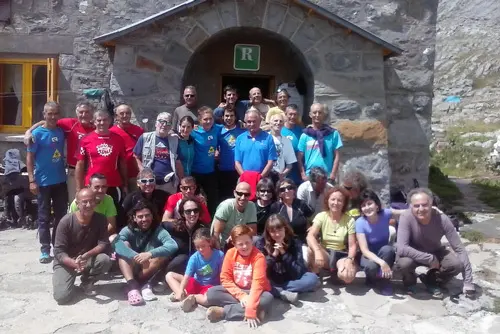 Foto de familia de los asistentes al acto conmemorativo.
