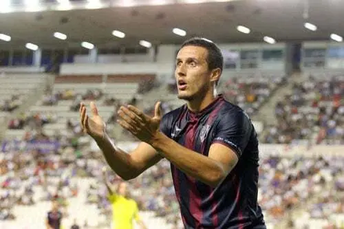 Christian Fern&aacute;ndez reclama al l&iacute;nier en el partido ante el Albacete | Foto: eldigitaldealbacete.com &ndash; Hugo Pi&ntilde;a