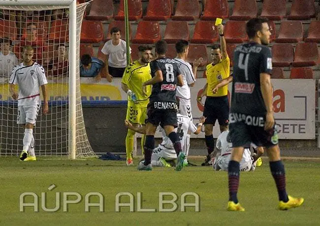 Momento en el que el &aacute;rbitro se&ntilde;ala penalti a favor del Huesca | Foto: Nano Luj&aacute;n - aupaalba.es