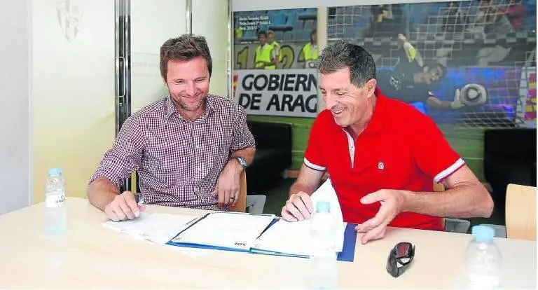 Lalo (izquierda) junto a Pedro Braojos en las oficinas del Huesca | Foto: Heraldo