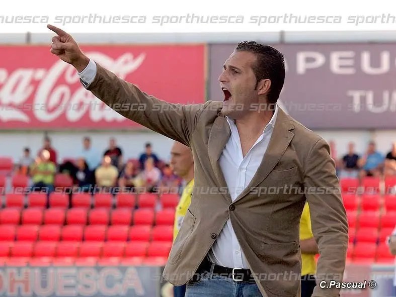 Rub&eacute;n Baraja dirigiendo al Elche en El Alcoraz | Foto: C.Pascual
