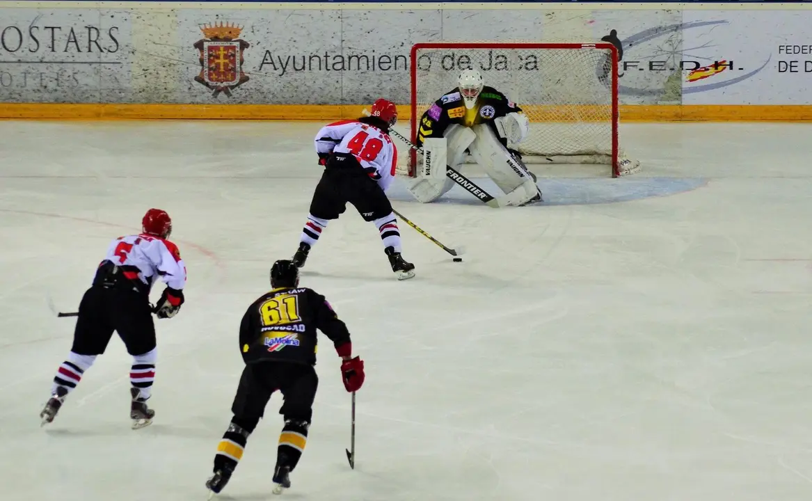 Di Sei anotando su primer gol del encuentro. Foto: Sporthuesca. Lorena Aparicio.