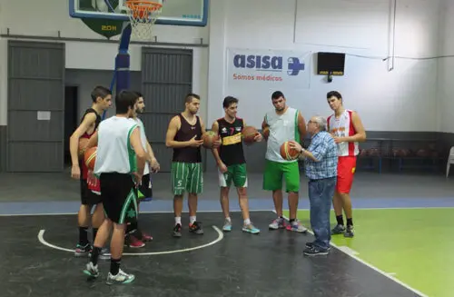 I&ntilde;aki Iriarte con varios jugadores del club la pasada campa&ntilde;a | Foto: CB Juventud Osca