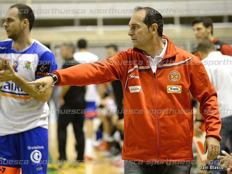 Nolasco dirigiendo al Bada BM Huesca | Foto: Javi Blasco