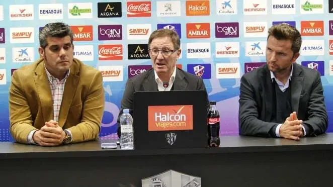 Anquela, en su presentaci&oacute;n como t&eacute;cnico del Huesca | Foto: sdhuesca.es