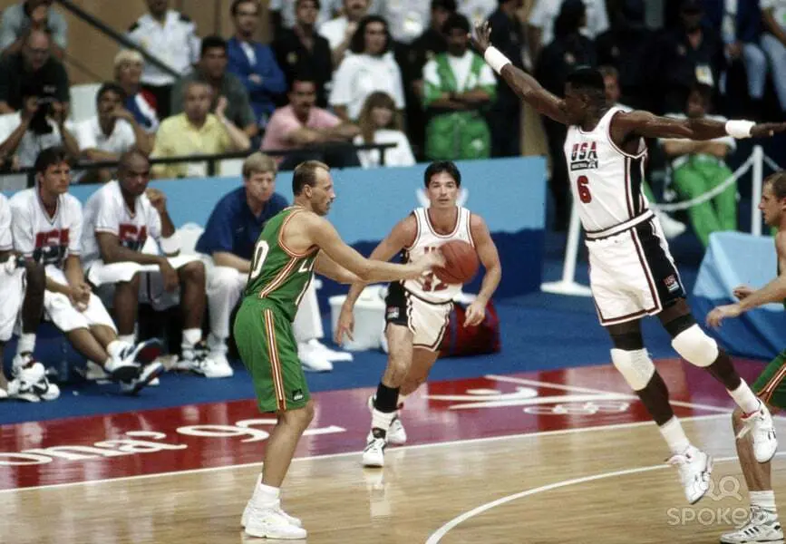 Kurtinaitis contra el Dream Team en Barcelona 92 | Foto: Spokeo.com