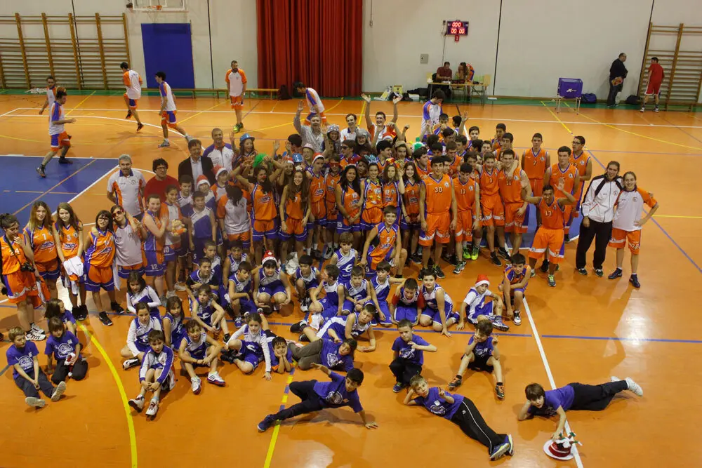 Foto de familia del CB Jaca en la campa&ntilde;a pasada.