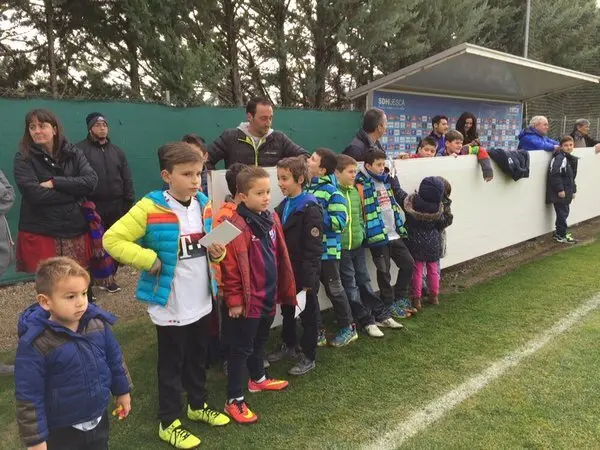 Ni&ntilde;os esperando a que acabara la sesi&oacute;n | Foto: SD Huesca