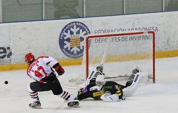 Un Jaca entregado desde el principio, no dio tregua al Piugcerd&agrave;. Foto: Club Hielo Jaca