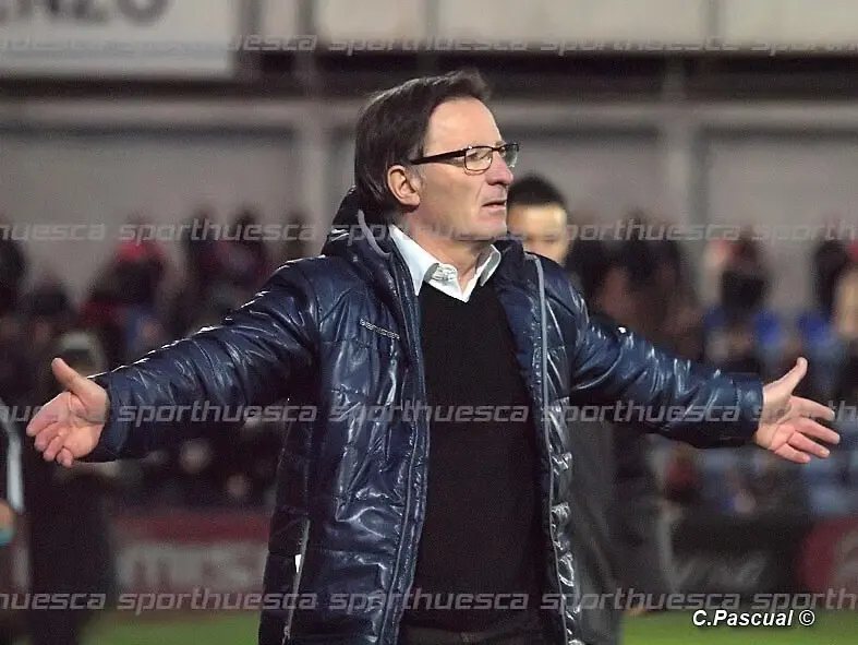 Anquela gesticula en El Alcoraz ante Osasuna | Foto: C.Pascual