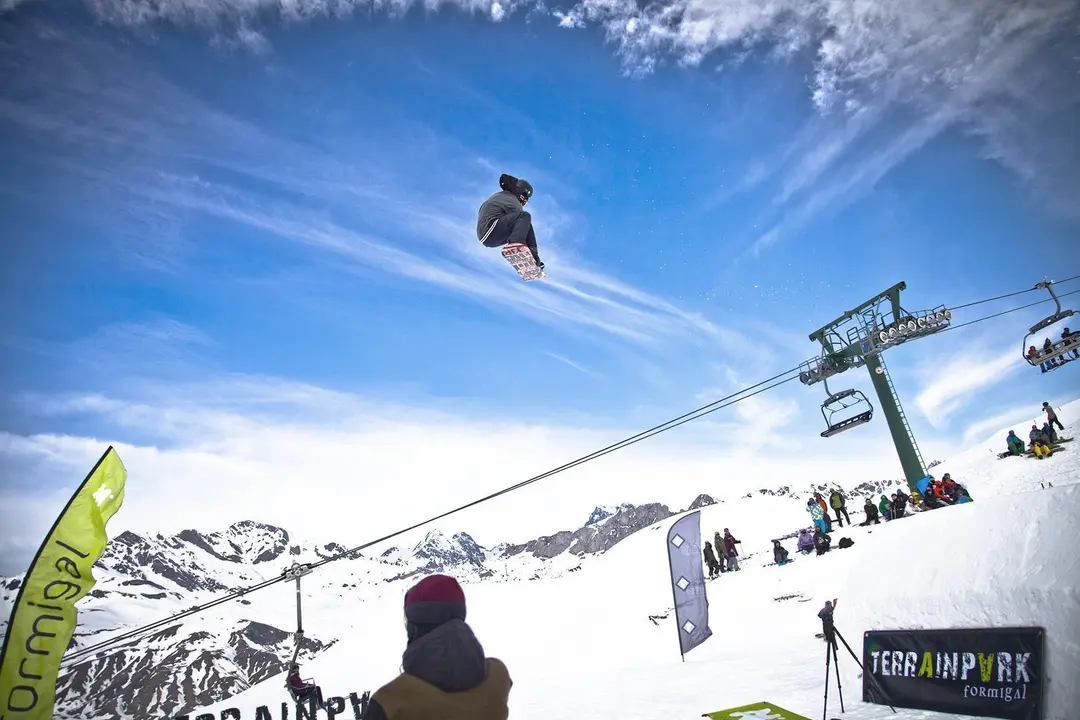 Espectacular salto en el Terrain Park de Formigal, en una imagen de archivo. Foto: Aramon Formigal-Panticosa