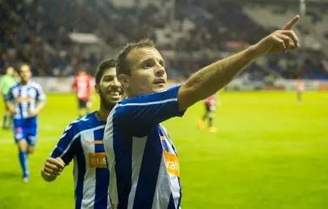 Juli, celebrando un tanto con el Alav&eacute;s | Foto: Argazki Press