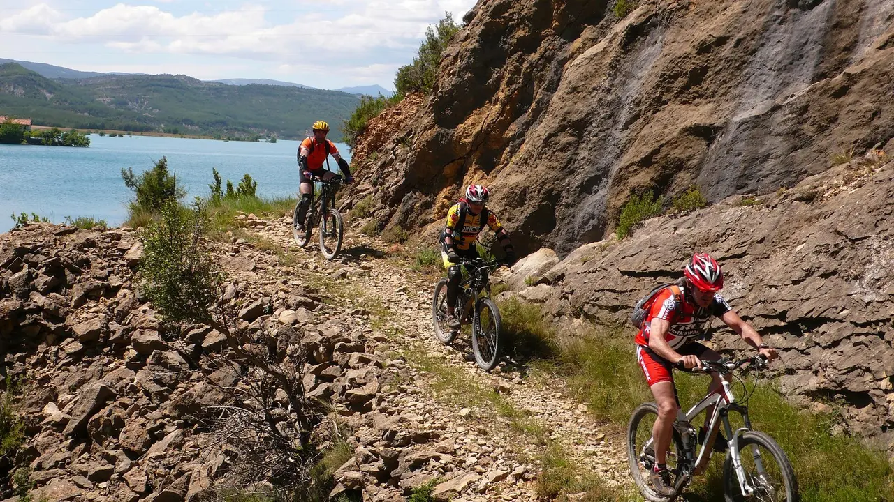 Bikers en la Zona Zero Sobrarbe, que se extiende a la Sierra de Arbe | Foto: Pirineo