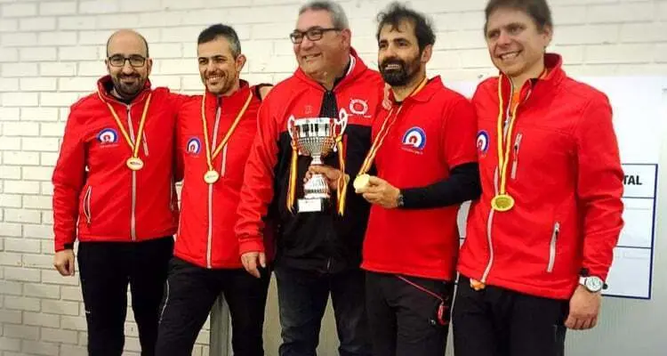El equipo jacetano campe&oacute;n de Espa&ntilde;a levanta el trofeo junto al presidente del club, Foto: http://www.fedhielo.com/
