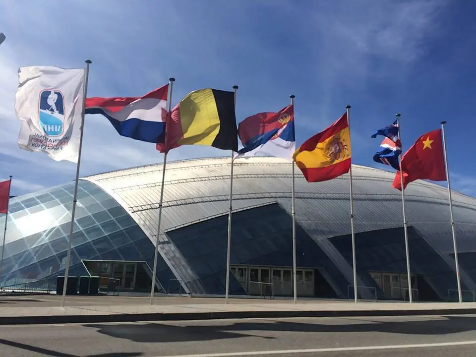 Las banderas de las selecciones del mundial ondeando ante la Pista de Hielo de Jaca | Foto: Mundial Hockey Hielo Jaca