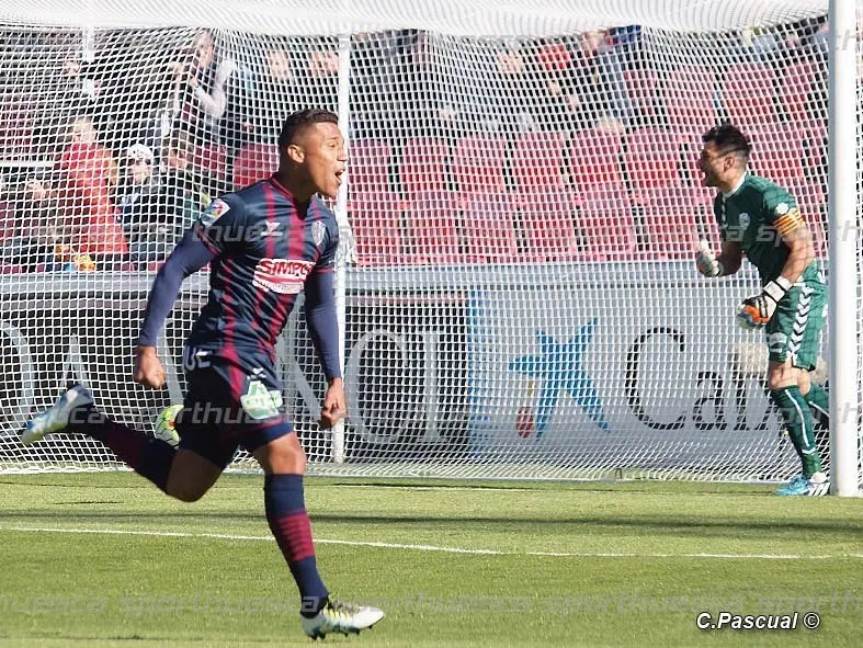 Darwin Mach&iacute;s celebra un gol con la SD Huesca el curso pasado | Foto: C.Pascual