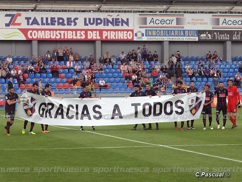 Los jugadores dieron las gracias  a la afici&oacute;n / Foto: C.Pascual