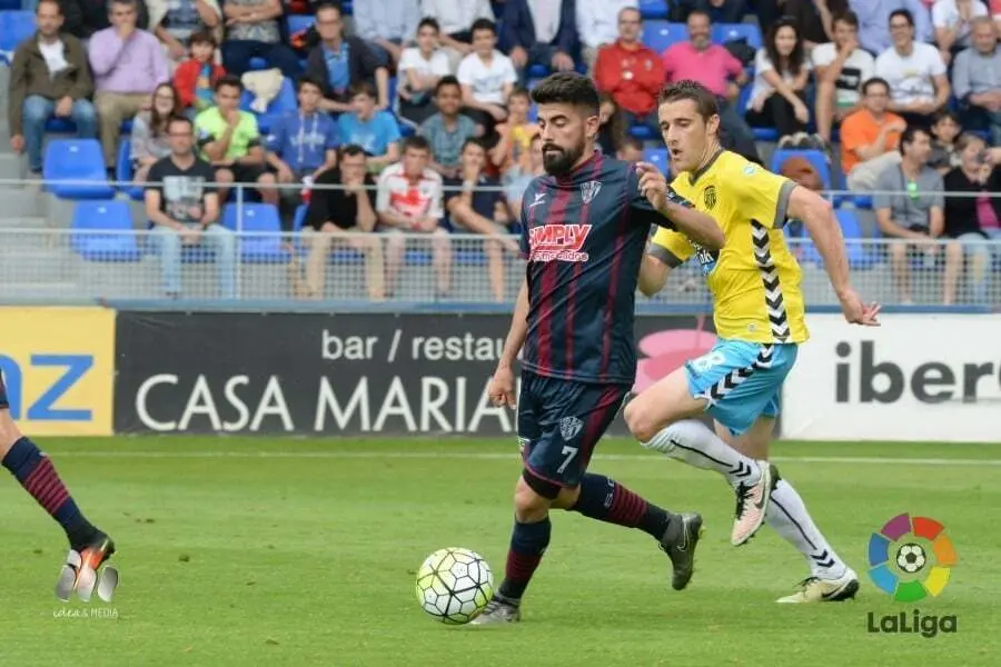 Jos&eacute; Gaspar con la camiseta de la SD Huesca