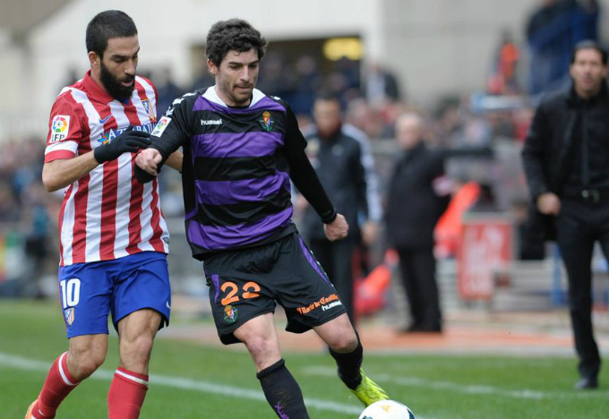 V&iacute;ctor P&eacute;rez lucha por un bal&oacute;n con Arda Turan cuando &eacute;ste jugaba en el Atleti | Foto: El Desmarque
