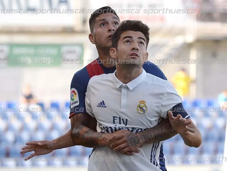 Valent&iacute;n sujeta a un rival en el partido de ayer ante el RM Castilla | Foto: JIM